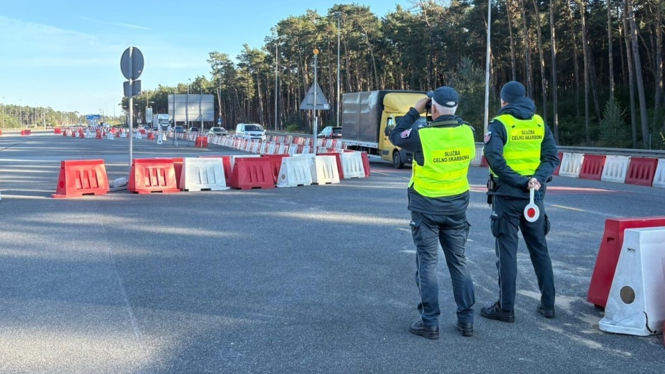 Funkcjonariusze zatrzymali do kontroli 52-latka, który przewoził 960 kilogramów tytoniu/fot.: Izba Administracji Skarbowej w Bydgoszczy
