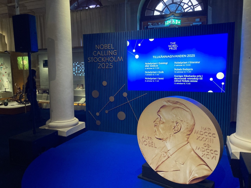 Na zdjęciu sztokholmskie Muzeum Nagrody Nobla. W Sztokholmie rozpoczął się tydzień przyznawania Nagród Nobla w dziedzinie: medycyny, fizyki, chemii, literatury oraz ekonomii. Zgodnie z tradycją jedynie Pokojowa Nagroda Nobla zostanie ogłoszona w stolicy Norwegii, Oslo. Z muzeum przez kolejne dni transmitowane będą na żywo werdykty komitetów noblowskich/fot. PAP/Daniel Zyśk