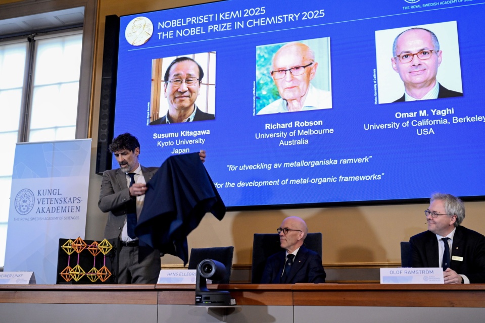 Susumu Kitagawa, Richard Robson oraz Omar M. Yaghi zostali laureatami Nagrody Nobla z chemii/fot. PAP/EPA/FREDRIK SANDBERG/TT