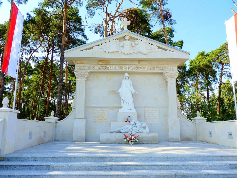 Pomnik ku pamięci poległych powstańców w 1919 roku, znajdujący się w podbydgoskiej Brzozie/fot. Kazimierz Mendlik, Wikipedia