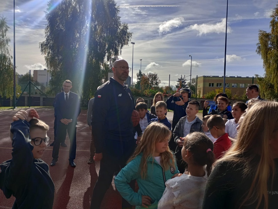 400 tysięcy złotych otrzyma Żnin na modernizację kompleksu sportowego „Moje Boisko”. Decyzję o dofinansowaniu przekazał osobiście minister sportu i turystyki Jakub Rutnicki - w dresie - podczas konferencji prasowej zorganizowanej na orliku przy Szkole Podstawowej nr 2/fot. Wiktor Sobociński