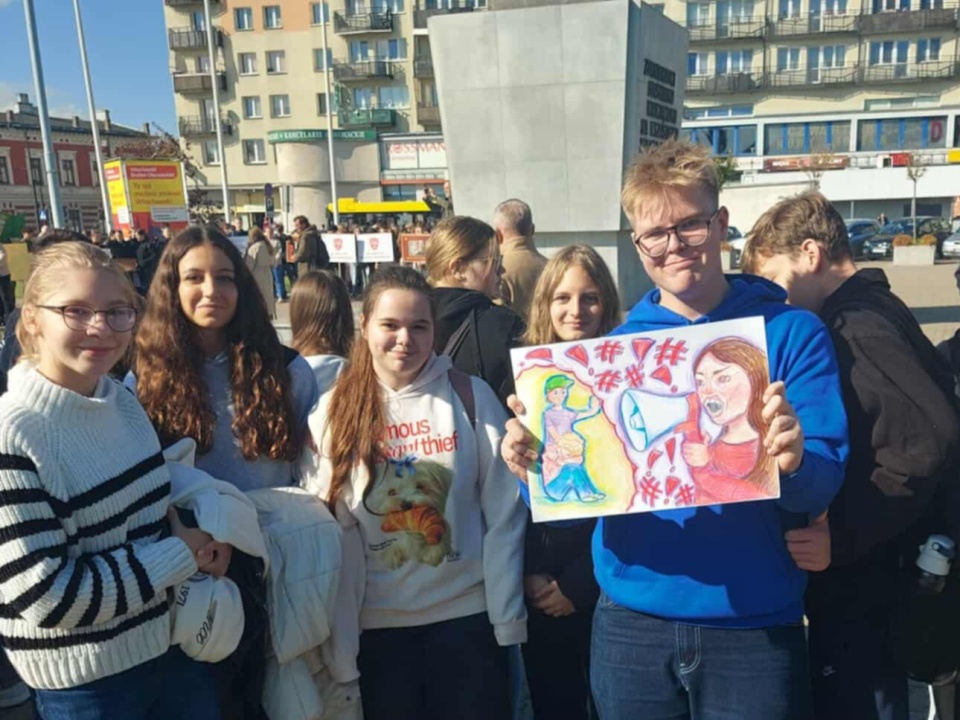 Uczniowie Liceum Ziemi Kujawskiej w czasie happeningu „Stop przemocy"/fot. Liceum Ziemi Kujawskiej we Włocławku/Facebook