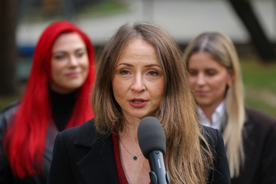 Minister rodziny, pracy i polityki społecznej Agnieszka Dziemianowicz-Bąk podczas briefingu prasowego/fot. Paweł Supernak, PAP