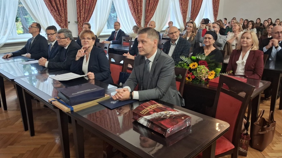 Do siedziby Wydziału Prawa i Ekonomii przyjechali naukowcy i biznesmeni, by świętować, ale i dyskutować o polskiej gospodarce/fot.: Damian Klich