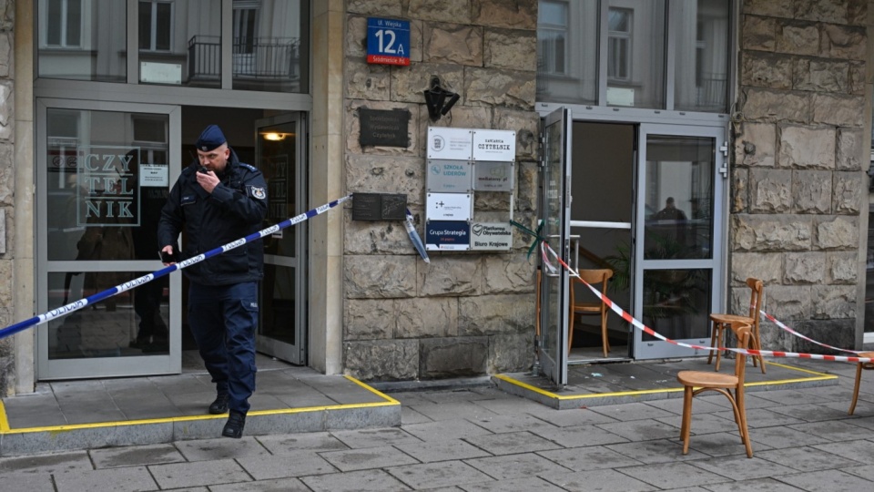 W piątek 17 października nieznani sprawcy rzucili w kierunku wejścia do gmachu koktajl Mołotowa. W wyniku zdarzenia nie było osób poszkodowanych/fot.: PAP, Radek Pietruszka