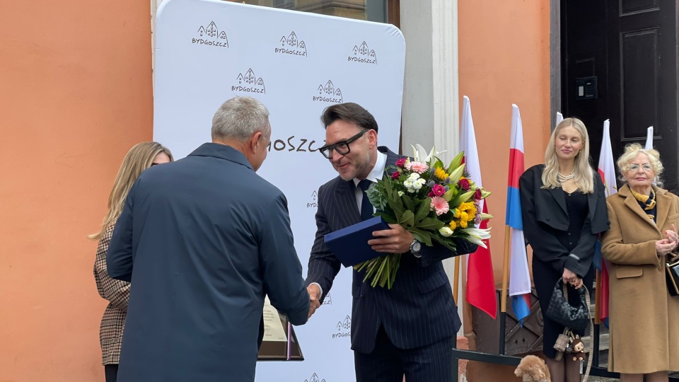 Doktor Paweł Rajewski odsłonił swój podpis w Bydgoskiej Alei Autografów na ulicy Długiej/fot.: Natasza Trzebuchowska