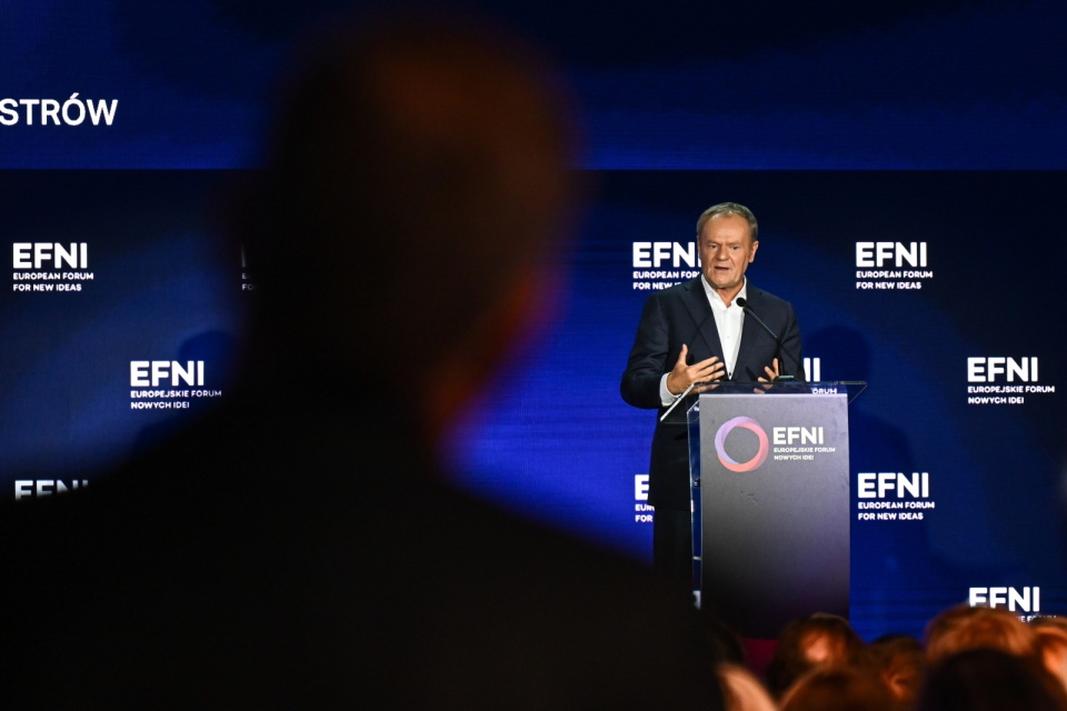 Premier Donald Tusk podczas wystąpienia na zakończenie Europejskiego Forum Nowych Idei 2025 w Sopocie. / Fot. PAP