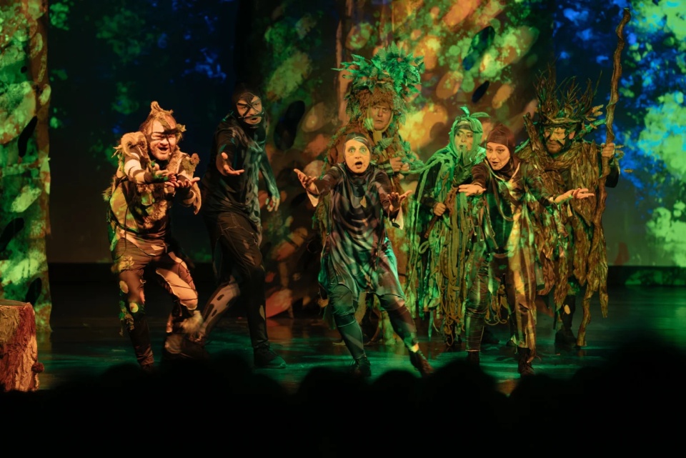 Spektakl „Cicho” opowiada o dziewczynce, która ucieka przed światem zewnętrznym/fot.: Rafał Pyszka, Fundacja 1025, bajpomorski.pl