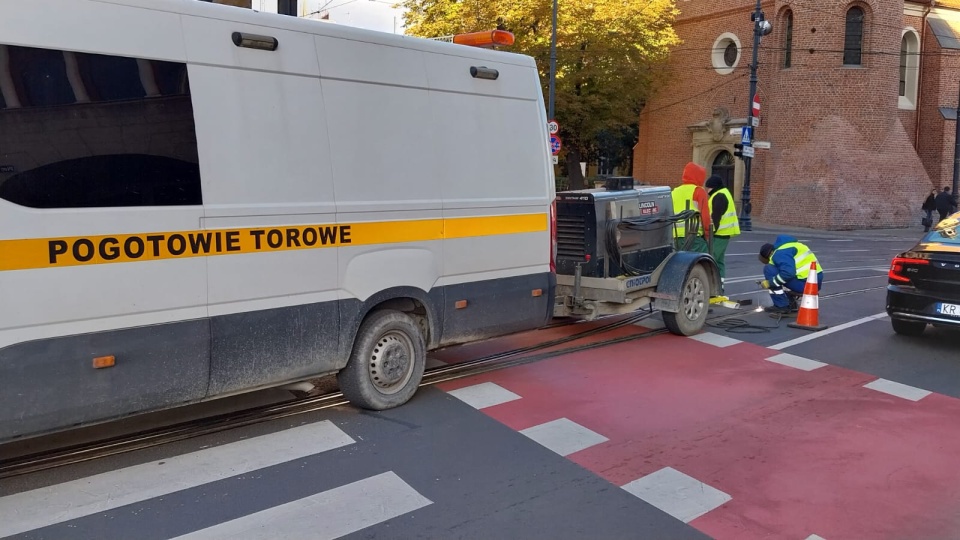 W niedzielę przy kościele Klarysek dwukrotnie szyna wyskoczyła z torowiska, co powodowało utrudnienia w ruchu/fot.: Marcin Kupczyk