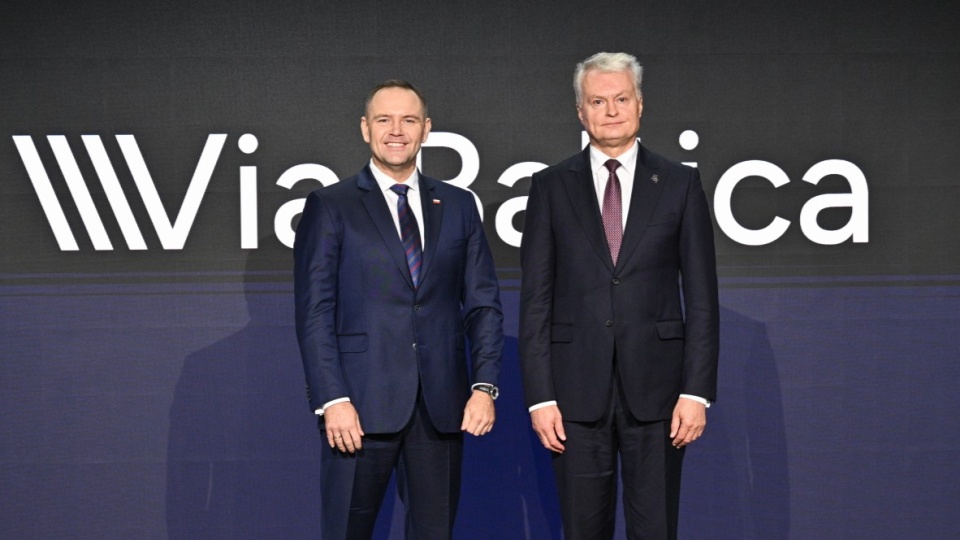 Prezydent RP Karol Nawrocki (z lewej) oraz prezydent Republiki Litewskiej Gitanas Nauseda (po prawej) podczas uroczystości otwarcia odcinka autostrady Via Baltica przy polsko-litewskim przejściu granicznym Budzisko-Kalvarija/fot.: PAP, Valdemar Doveiko