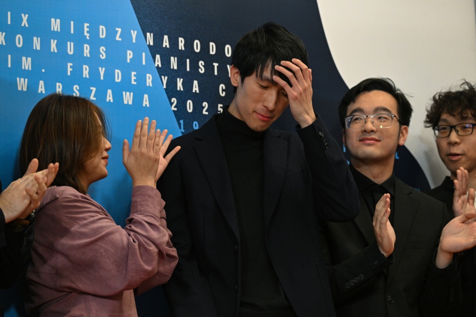 XIX Konkurs Chopinowski. Laureat pierwszego miejsca, Eric Lu z USA podczas ogłoszenia wyników finału XIX edycji Konkursu Chopinowskiego w sali koncertowej Filharmonii Narodowej w Warszawie/fot. Radek Pietruszka, PAP