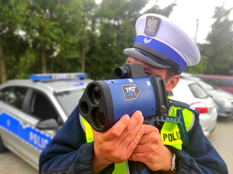 Za popełnione wykroczenie funkcjonariusze zatrzymali 25-latkowi prawo jazdy i ukarali go mandatem/fot. materiały policji