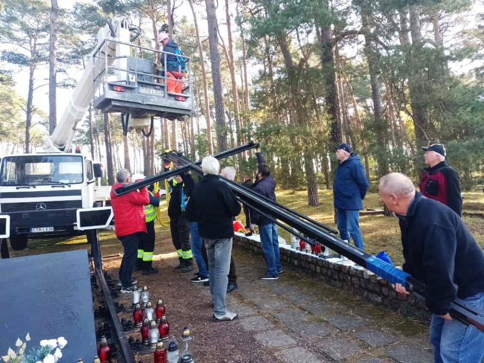 Nowy krzyż stanął w miejscu katastrofy kolejowej pod Otłoczynem, niedaleko Torunia/fot. Michał Zaręba