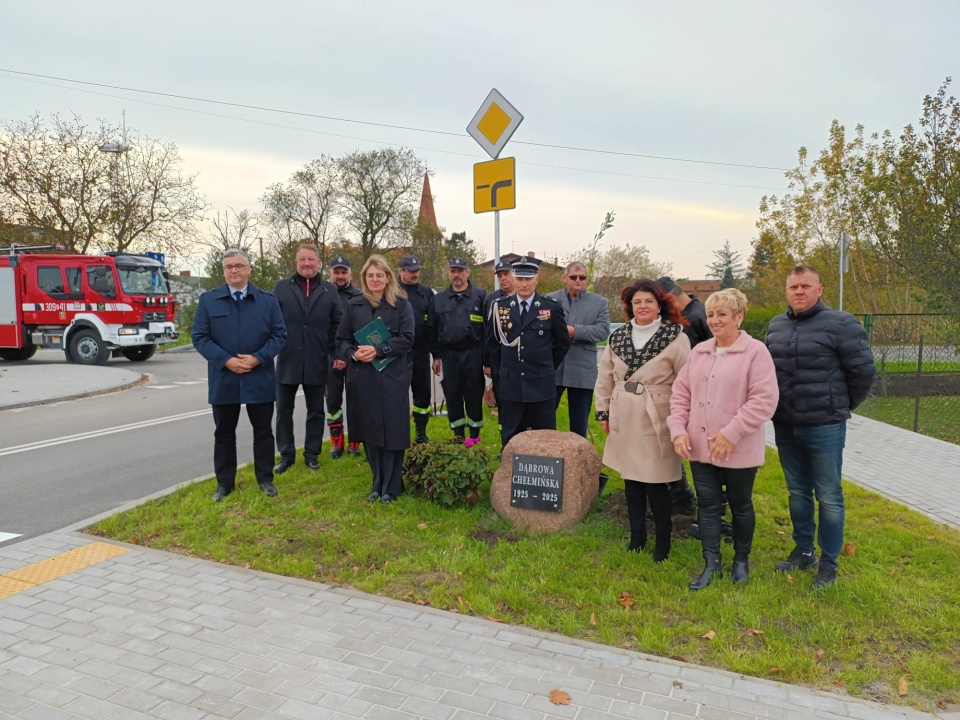 Nazwa wsi Dąbrowa Chełmińska ma już sto lat. Z tej okazji mieszkańcy przygotowali kapsułę czasu dla potomnych/fot. Monika Siwak