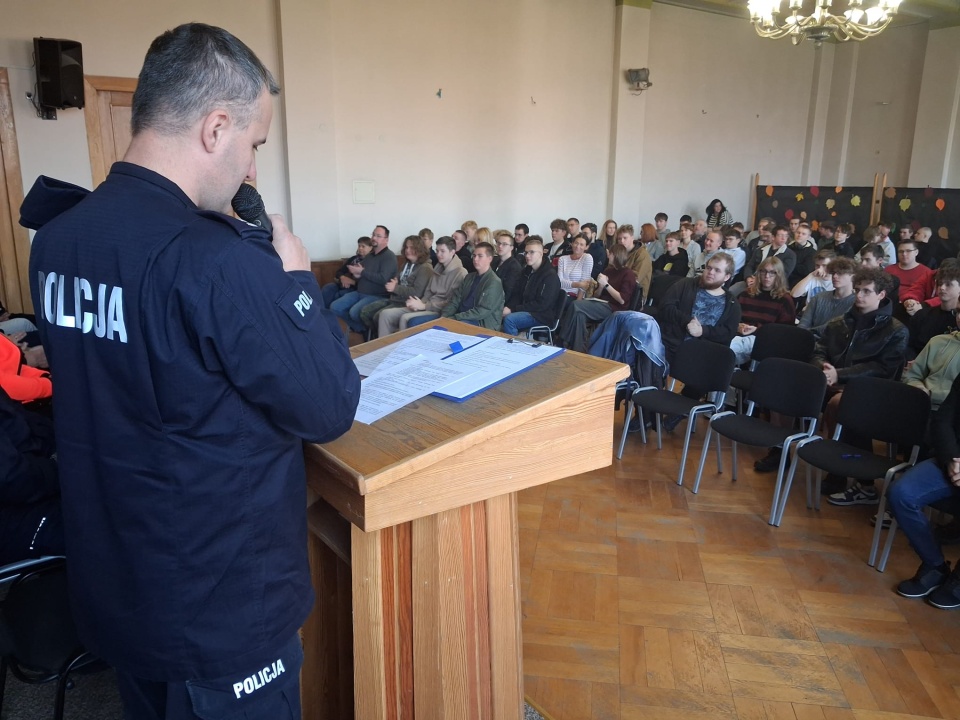 Dzielnicowi wraz z ekspertami odwiedzili Zespół Szkół Mechanicznych. Razem z uczniami dyskutowali o narkotykach i dopalaczach/fot. Damian Klich