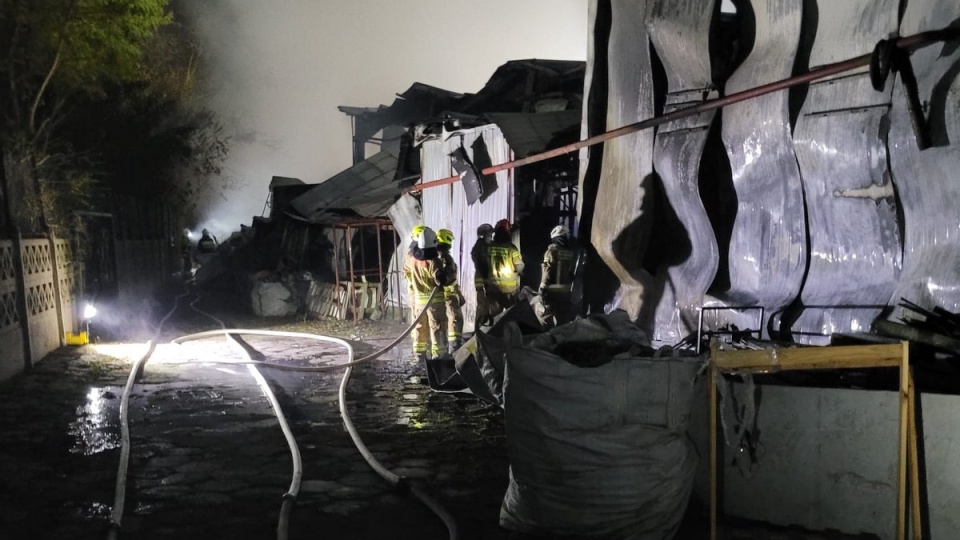 Pożar hali przy ul. Toruńskiej we Włocławku/fot. KM PSP Włocławek