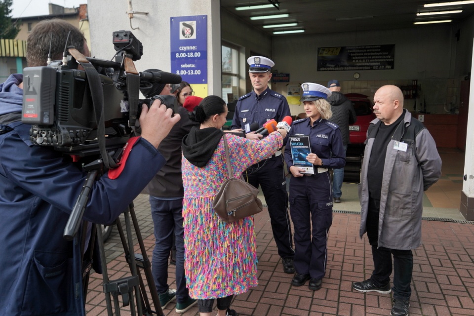 Polskie Radio PiK odwiedziło Stację Kontroli Pojazdów przy Nakielskiej 71 w Bydgoszczy, gdzie akcję rozpoczęli oficjalnie komisarz Remigiusz Rakowski z wojewódzkiej „Drogówki" i starszy aspirant Izabela Lewicka-Waszak/fot. KWP Bydgoszcz