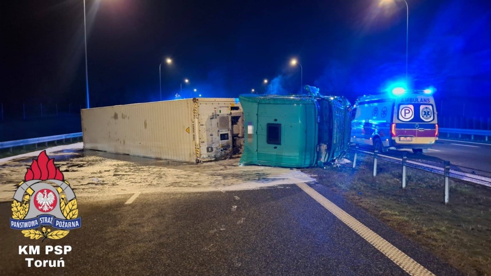 W ciężarówce przewożącej palety z mięsem wystrzeliła opona. Pojazd przewrócił się na jezdnię/fot. KM PSP Toruń