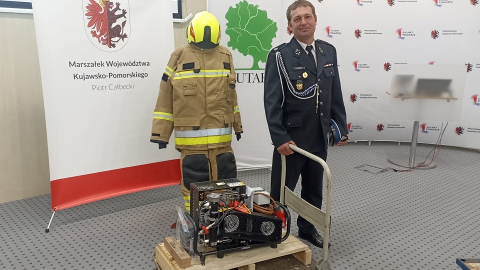 Hełmy, mundury, nosze, zestawy medyczne trafią do 13 jednostek Ochotniczej Straży Pożarnej z regionu/fot. Monika Kaczyńska