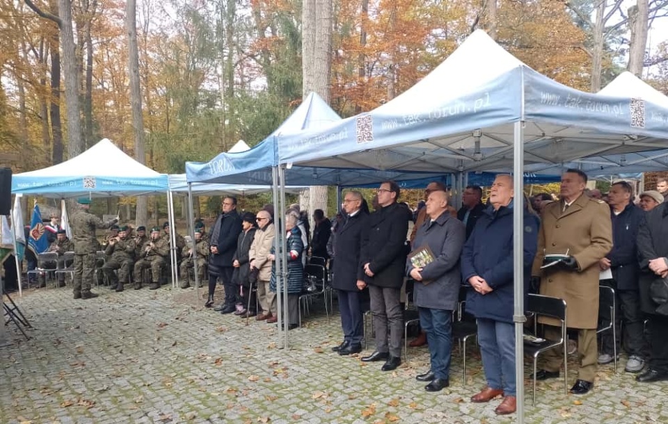 Mieszkańcy, w tym bliscy zamordowanych, harcerze i władze Torunia uczcili 86. rocznicę pierwszych straceń na Barbarce/fot. Michał Zaręba