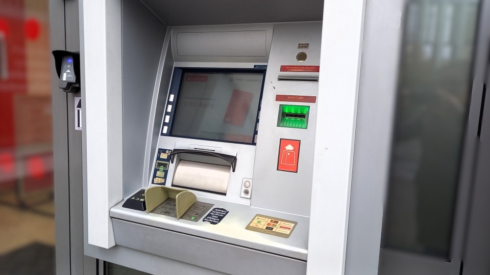 Do kradzieży miało dojść poprzez nakładki zakładane przez złodzieja na bankomacie. Zdjęcie ilustracyjne/fot. Tatiana Adonis