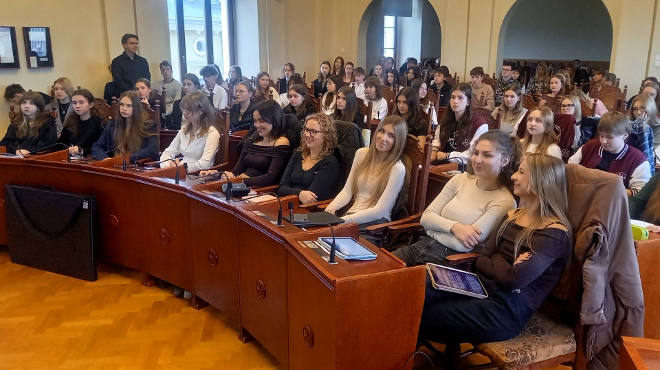 Uczniowie szkół ponadpodstawowych spotkali się w sali sesyjnej ratusza/fot.: Tatiana Adonis