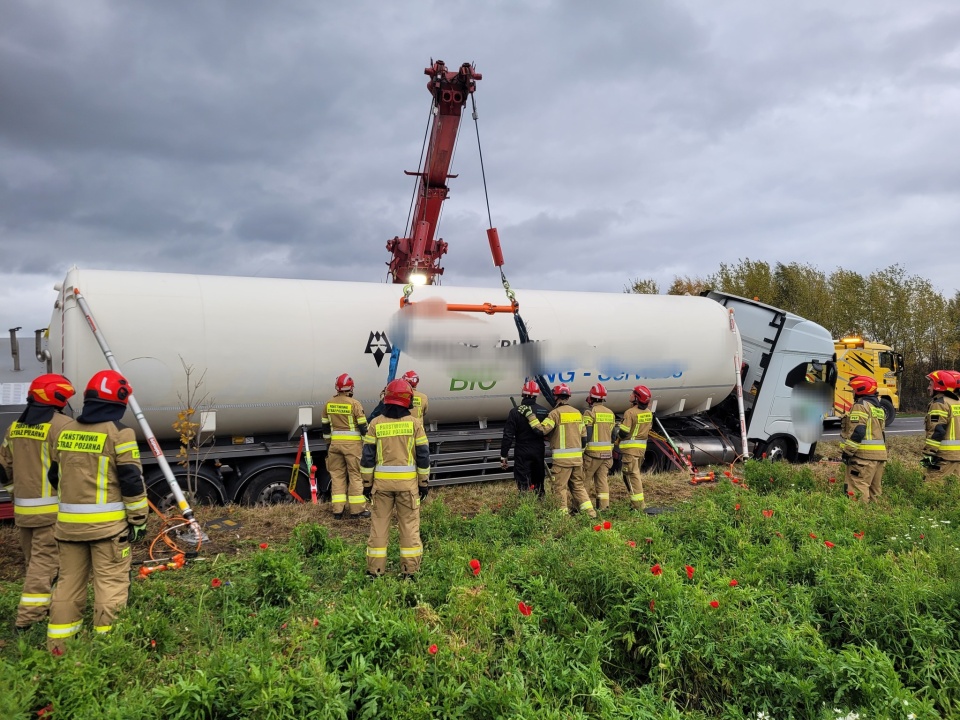Na wysokości wioski Narty cysterna wylądowała w rowie/fot. KM PSP Włocławek/Facebook