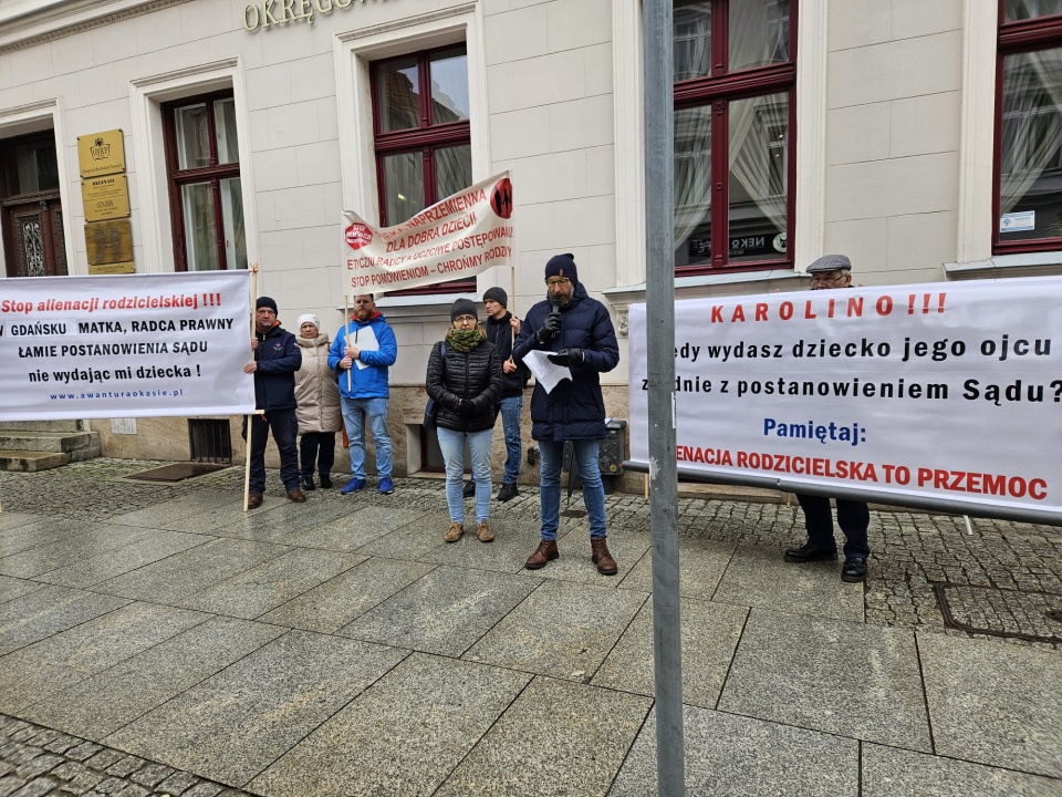„Stop alienacji rodzicielskiej" - pod takim hasłem protestowali w Toruniu ojcowie/fot. Adriana Andrzejewska-Kuras