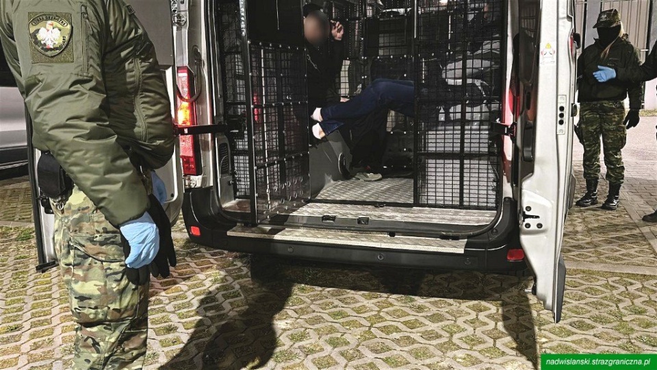 Funkcjonariusze z placówki Straży Granicznej w Bydgoszczy zatrzymali trzech obywateli Ukrainy. Odbywali wcześniej kary pozbawienia wolności za poważne przestępstwa – m.in. rozboje, kradzieże, groźby karalne, uszkodzenie mienia oraz naruszenie nietykalności cielesnej funkcjonariusza publicznego/fot. NOSG
