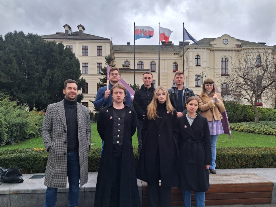 W środę radni zdecydują, czy wprowadzić tzw. ciszę alkoholową w mieście. Projekt uchwały zakłada zakaz sprzedaży alkoholu od godz. 23:00 do 6:00, członkowie Partii Razem apelują, by zakaz obowiązywał już od godz. 22:00/fot. Agata Raczek