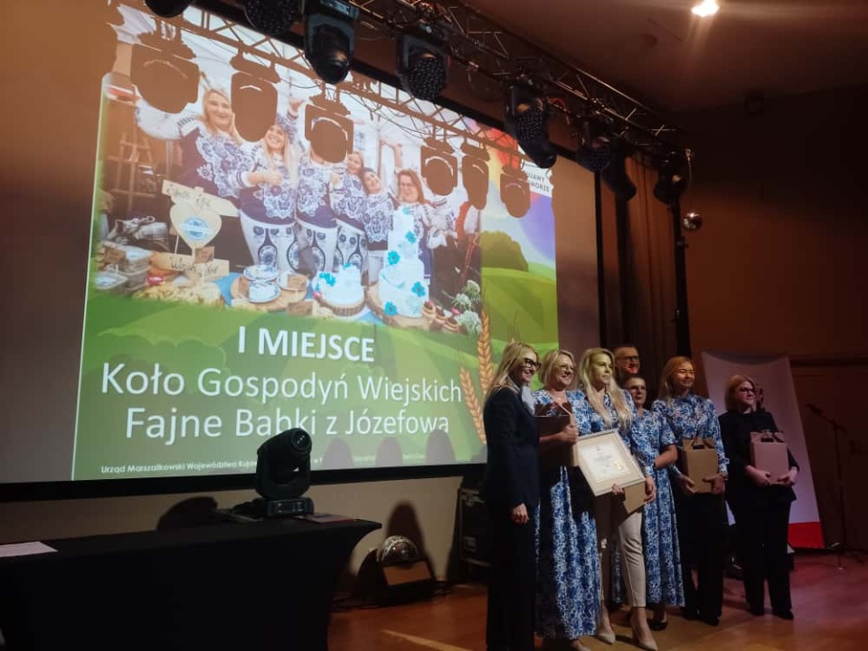 Koło Gospodyń Wiejskich z Józefowa „Fajne babki" dostało nagroda za prowadzenie świetlicy wiejskiej/fot. Michał Zaręba