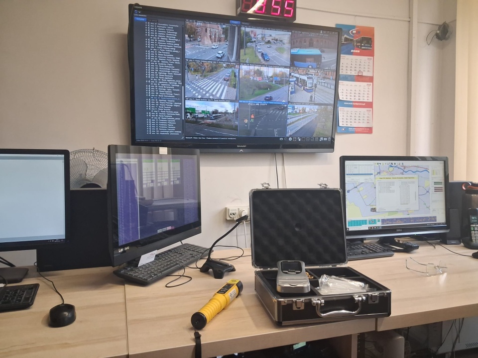 Dyspozytornia MZK w Bydgoszczy. Na biurku alkotesty/fot. Damian Klich