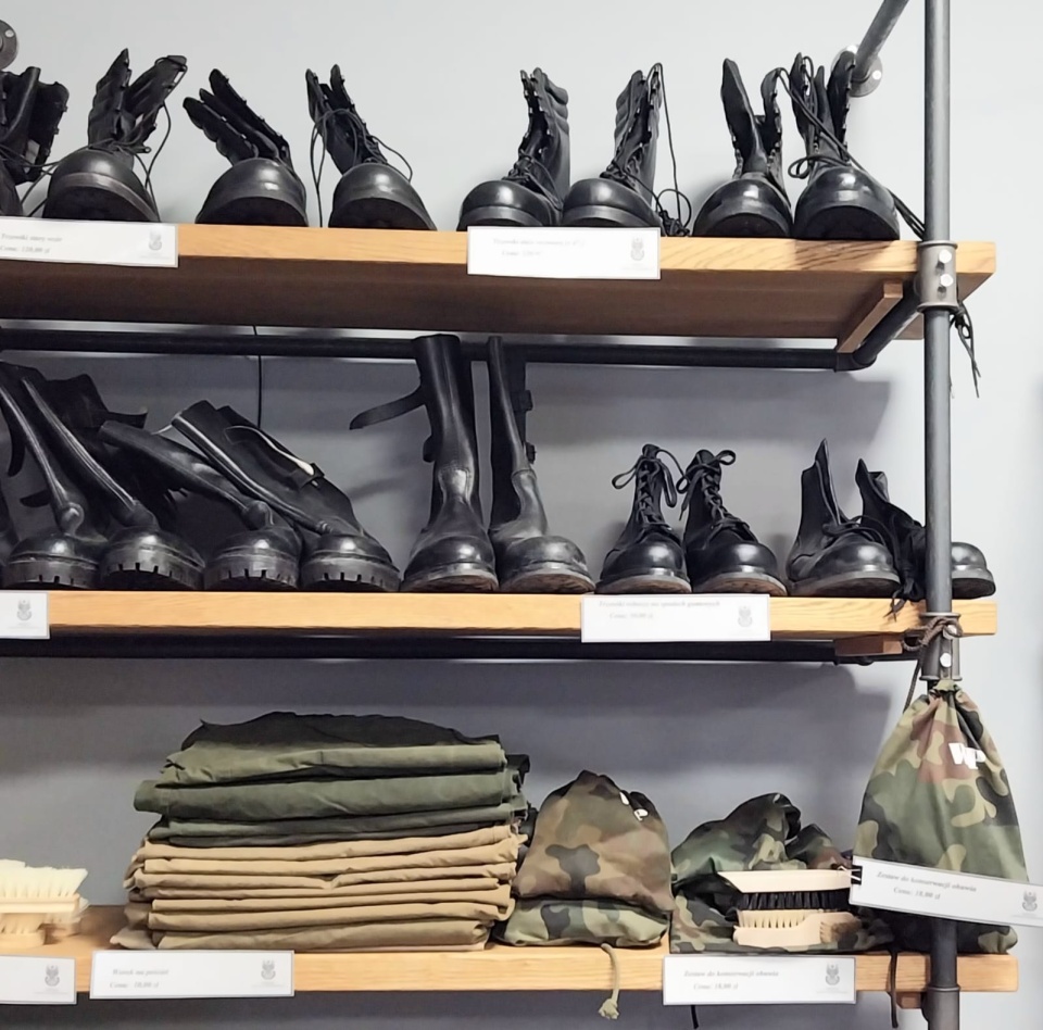 „Przygotuj się na jesienne chłody - zbuduj wojskową odporność!" Takim hasłem Agencja Mienia Wojskowego zachęca do zakupów w jednym ze swoich sklepów w Bydgoszczy/fot. Marcin Kupczyk