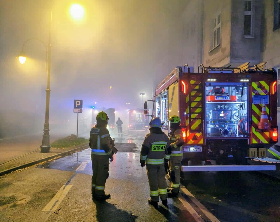 Nocny pożar w Tucholi. Spłonęła stolarnia, warsztat i skup złomu przy ul. Chopina/fot. OSP Cekcyn/Facebook