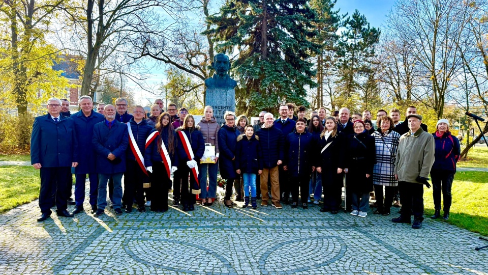 80 lat temu zmarł Wincenty Witos, wybitny działacz ruchu ludowego, jeden z ojców polskiej niepodległości. W Bydgoszczy pod pomnikiem polityka odbyły się uroczystości upamiętniające jego zasługi/fot. Izabela Langner