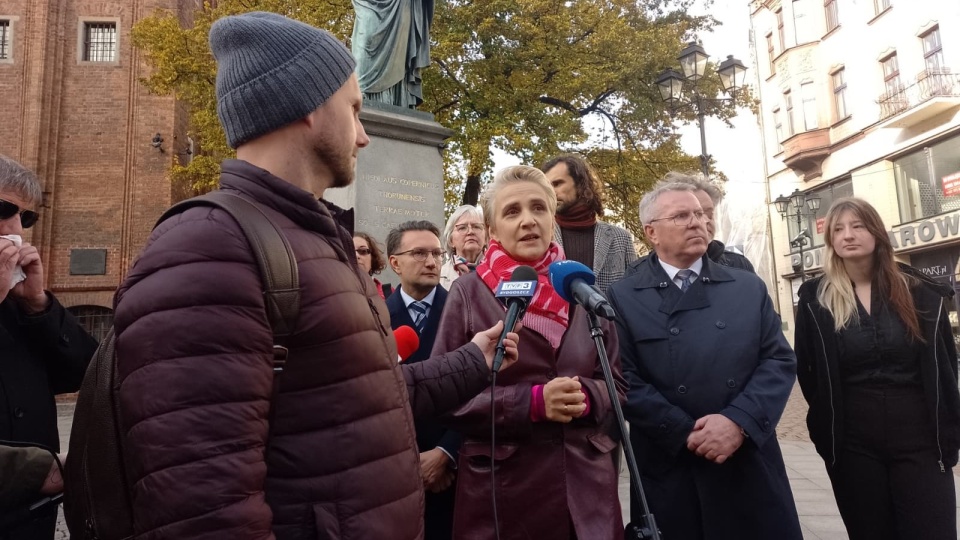 Konferencja Lewicy pod pomnikiem Mikołaja Kopernika była poświęcona m.in. mieszkalnictwu/fot.: Michał Zaręba