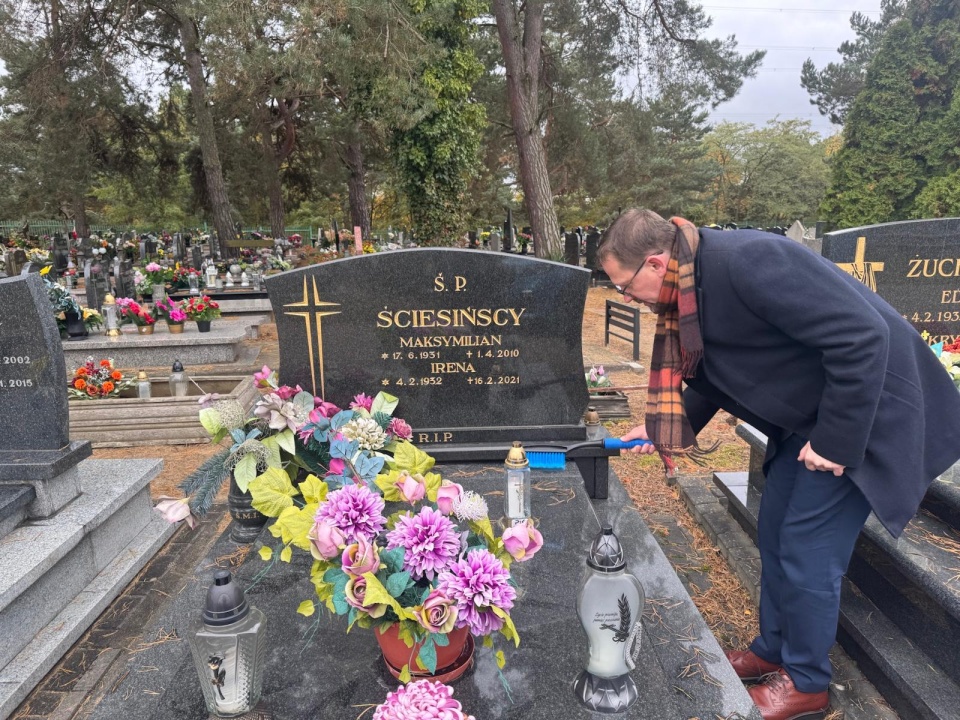Redaktor naczelny PR PiK Cezary Wojtczak przy grobie ś.p. Maksymiliana i Ireny Ściesińskich/fot. Magda Jasińska