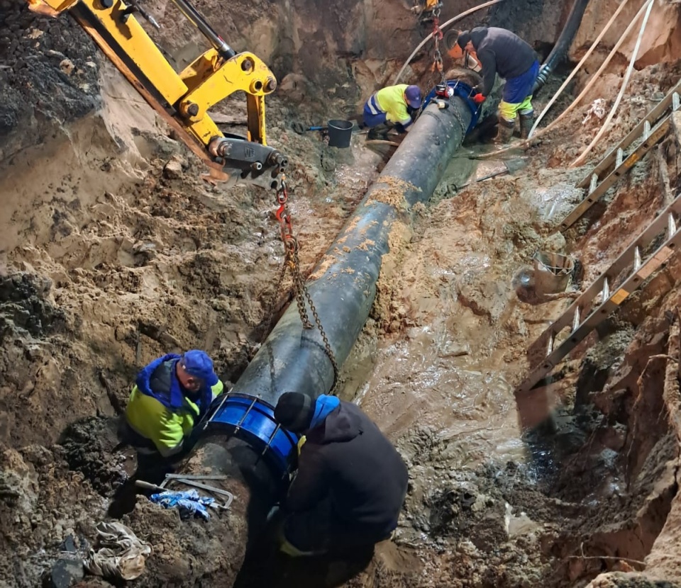 Uszkodzona magistrala wodociągowa, która zasila Toruń z ujęcia Mała Nieszawka/fot. Toruńskie Wodociągi