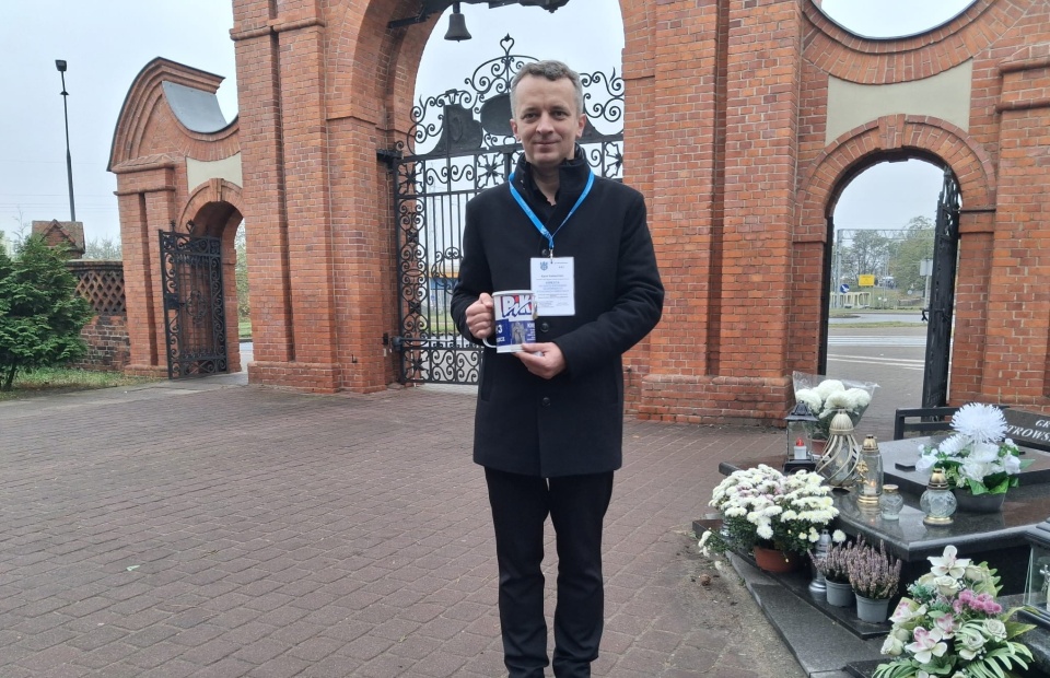 Pieniądze do puszki zbiera m.in. Karol Kabaciński z Towarzystwo Miłośników Miasta Bydgoszczy. / Fot. Damian Klich