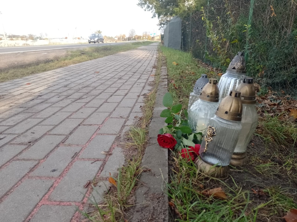 Mieszkańcy Rogówka pod Toruniem od lat walczą o budowę bezpiecznego przejścia dla pieszych. Chodzi o odcinek drogi krajowej nr 15, a na której zginął niedawno 57-latek/fot. Michał Zaręba