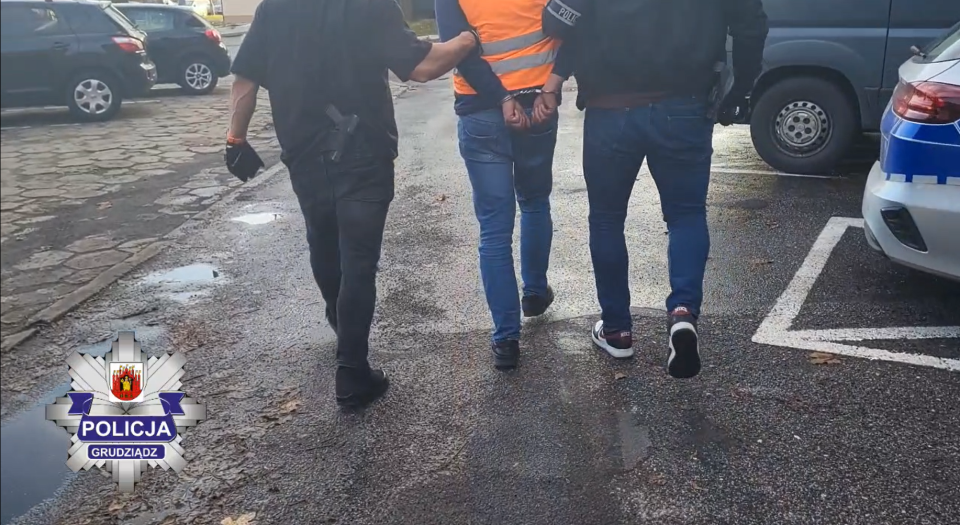 Zatrzymany kierowca oraz nielegalni imigranci/fot. inf. prasowa