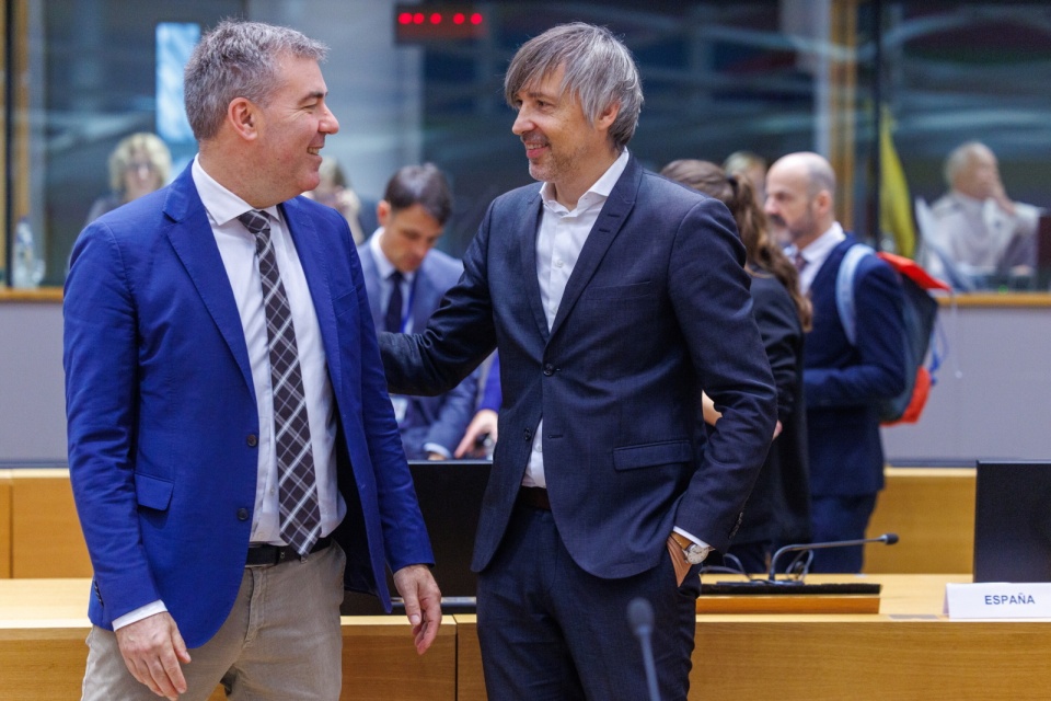 Krzysztof Bolesta (po prawej) powiedział, że Polska starała się opóźnić wejście w życie ETS2/fot. PAP/EPA/Olivier Matthys