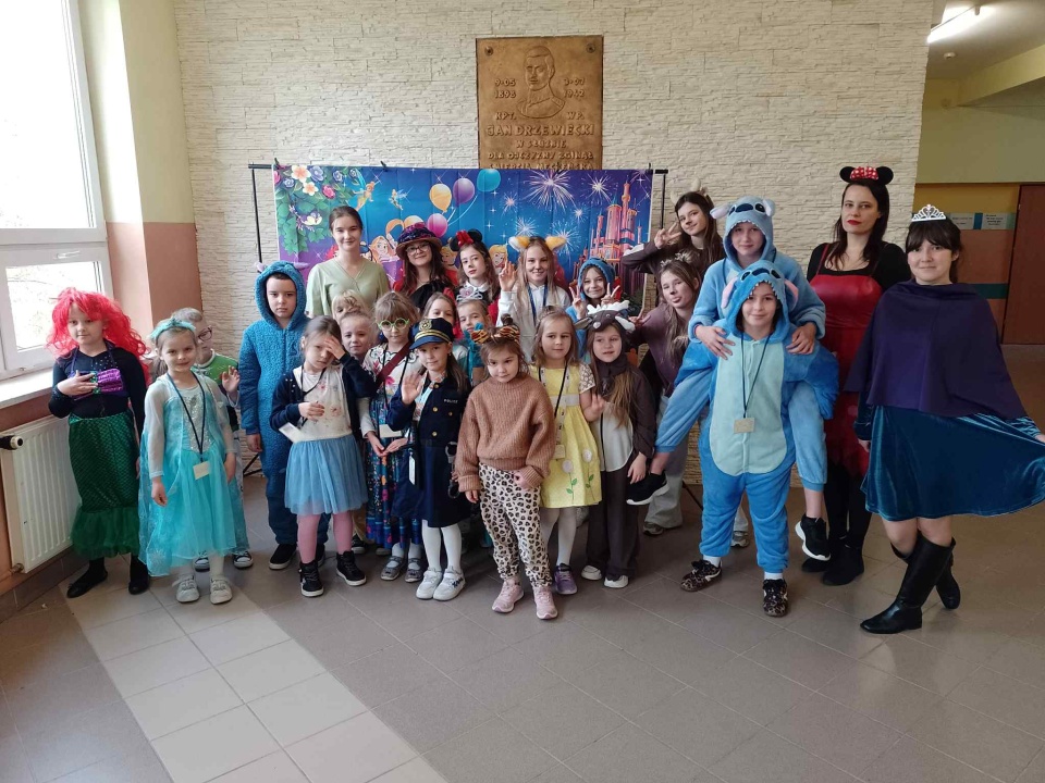 Uczniowie i nauczyciele przebrali się za postaci z bajek/fot. Michał Zaręba