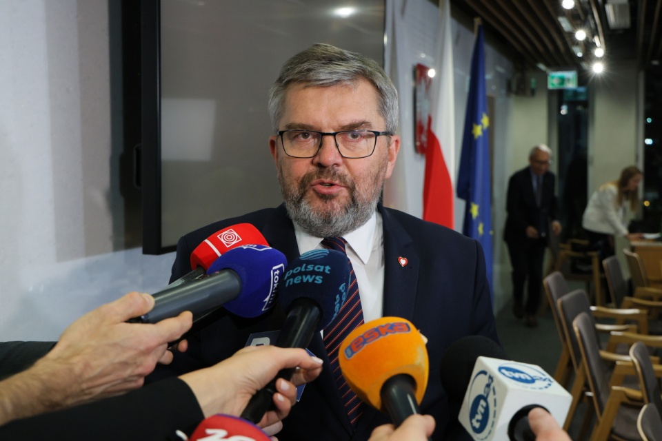 Przewodniczący komisji, poseł KO Jarosław Urbaniak odpowiada na pytania mediów, po posiedzeniu Komisji Regulaminowej, Spraw Poselskich i Immunitetowych, 6 bm. w Sejmie w Warszawie. Komisja regulaminowa poparła wniosek o uchylenie immunitetu b. ministrowi sprawiedliwości, posłowi PiS Zbigniewowi Ziobrze, któremu prokuratura chce postawić 26 zarzutów, w tym kierowanie grupą przestępczą, w związku z nadużyciami przy Funduszu Sprawiedliwości. Poparła też wniosek o jego zatrzymanie i areszt/fot. PAP/Paweł Super