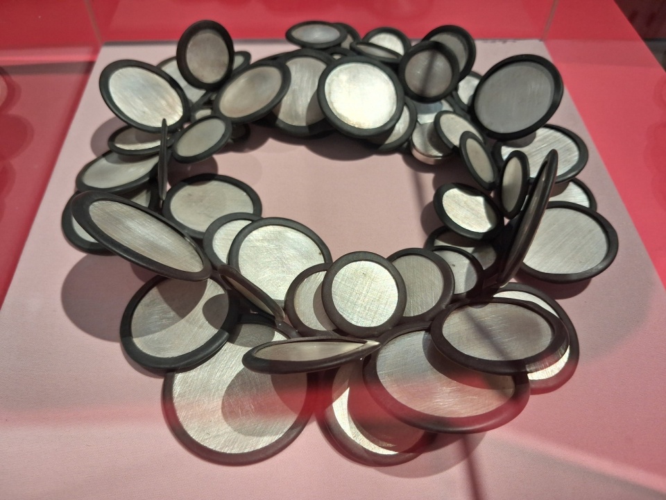 Wystawę „Projekt: biżuteria artystyczna" można oglądać w CSW w Toruniu. / Fot. Iwona Muszytowska-Rzeszotek