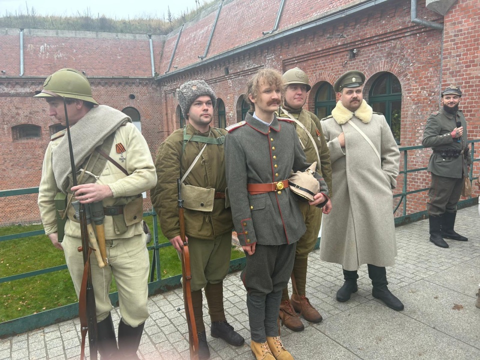 Z okazji kolejnej rocznicy odzyskania przez Polskę niepodległości, toruński fort IV stał się w sobotę areną zmagań wojennych/fot. Robert Duliński