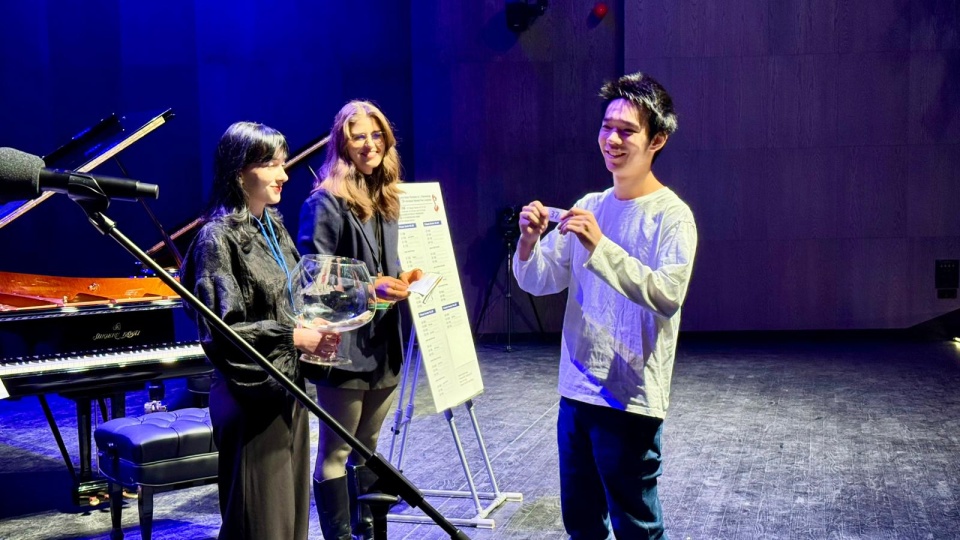 Przed koncertem inauguracyjnym uczestnicy Konkursu losowali kolejność występów i wybierali instrumenty/fot. Izabela Langner