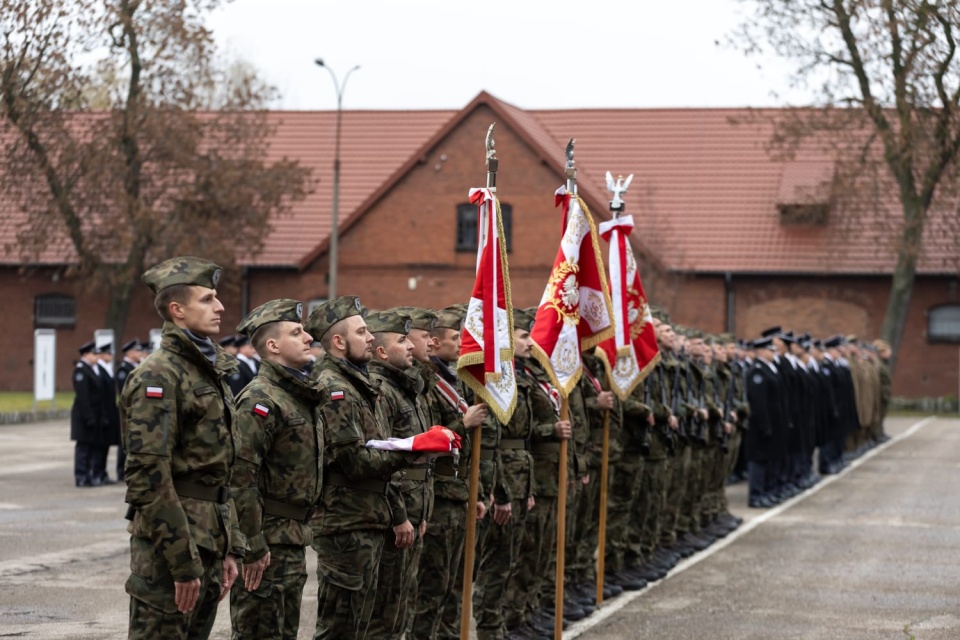 „Wolność nie jest darem, a zadaniem" - przypomniano podczas uroczystego apelu w Pierwszej Brygadzie Lotnictwa Wojsk Lądowych w Inowrocławiu/fot. 1 Brygada Lotnictwa Wojsk Lądowych/Facebook