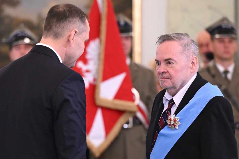 Prezydent RP Karol Nawrocki i odznaczony Orderem Orła Białego, pisarz Waldemar Łysiak podczas wręczenia odznaczeń państwowych/fot. Radek Pietruszka, PAP