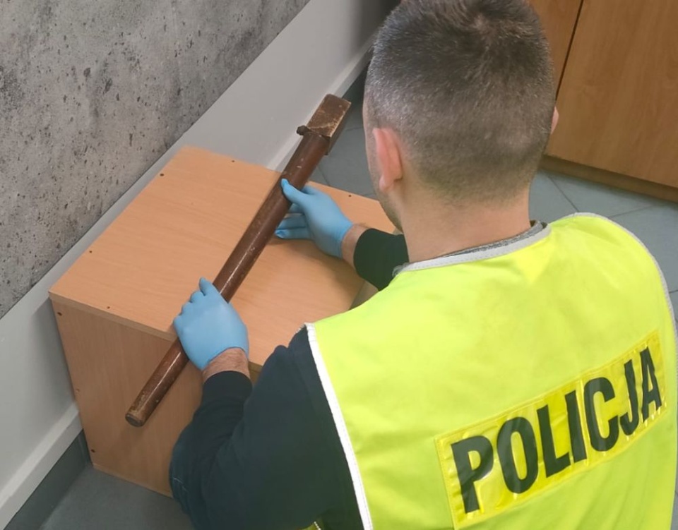 Jak się okazało, mężczyzna spacerował po mieście z drewnianą nogą od stołu/fot. materiały policji
